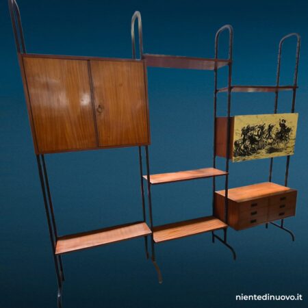 Libreria modulare anni '60 autoportante con cassettiera, ante e pannello decorativo