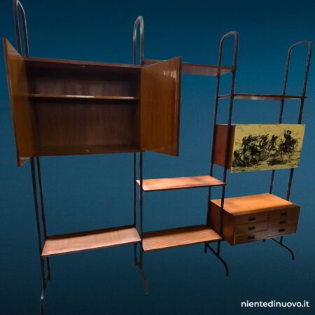 Libreria modulare anni '60 autoportante con cassettiera, ante e pannello decorativo