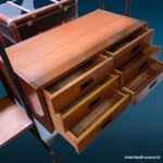 Libreria modulare anni '60 autoportante con cassettiera, ante e pannello decorativo