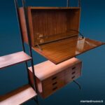 Libreria modulare anni '60 autoportante con cassettiera, ante e pannello decorativo
