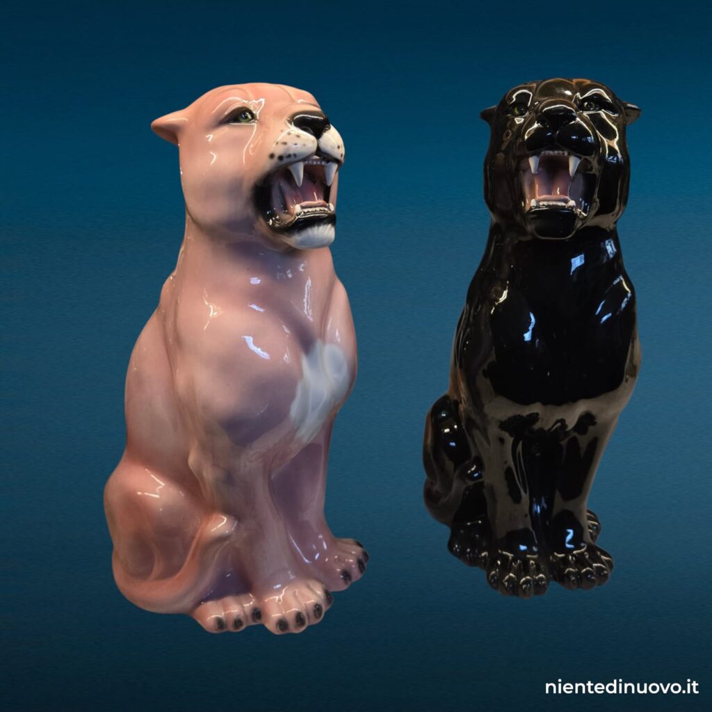 Pantera in ceramica di Bassano, variante nera e rosa, scultura animalier seduta da 58 cm