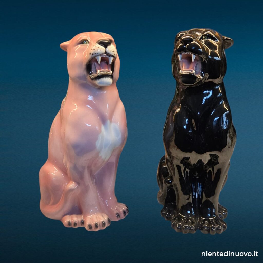 Pantera in ceramica di Bassano, variante nera e rosa, scultura animalier seduta da 58 cm