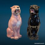 Pantera in ceramica di Bassano, variante nera e rosa, scultura animalier seduta da 58 cm