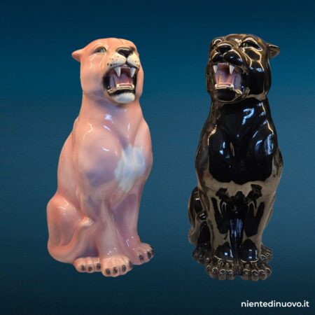 Pantera in ceramica di Bassano, variante nera e rosa, scultura animalier seduta da 58 cm
