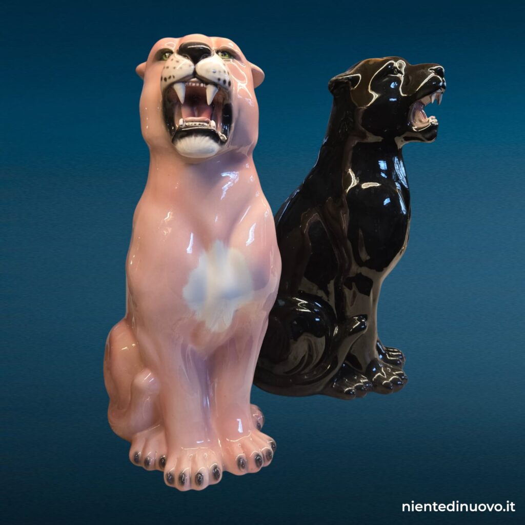 Pantera in ceramica di Bassano, variante nera e rosa, scultura animalier seduta da 58 cm