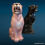 Pantera in ceramica di Bassano, variante nera e rosa, scultura animalier seduta da 58 cm