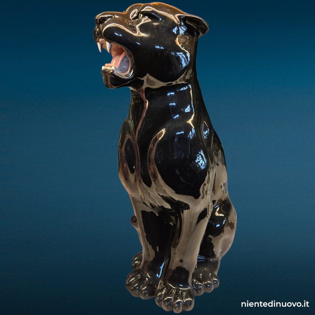 Pantera in ceramica di Bassano, variante nera e rosa, scultura animalier seduta da 58 cm
