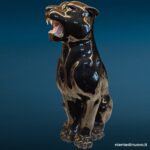Pantera in ceramica di Bassano, variante nera e rosa, scultura animalier seduta da 58 cm
