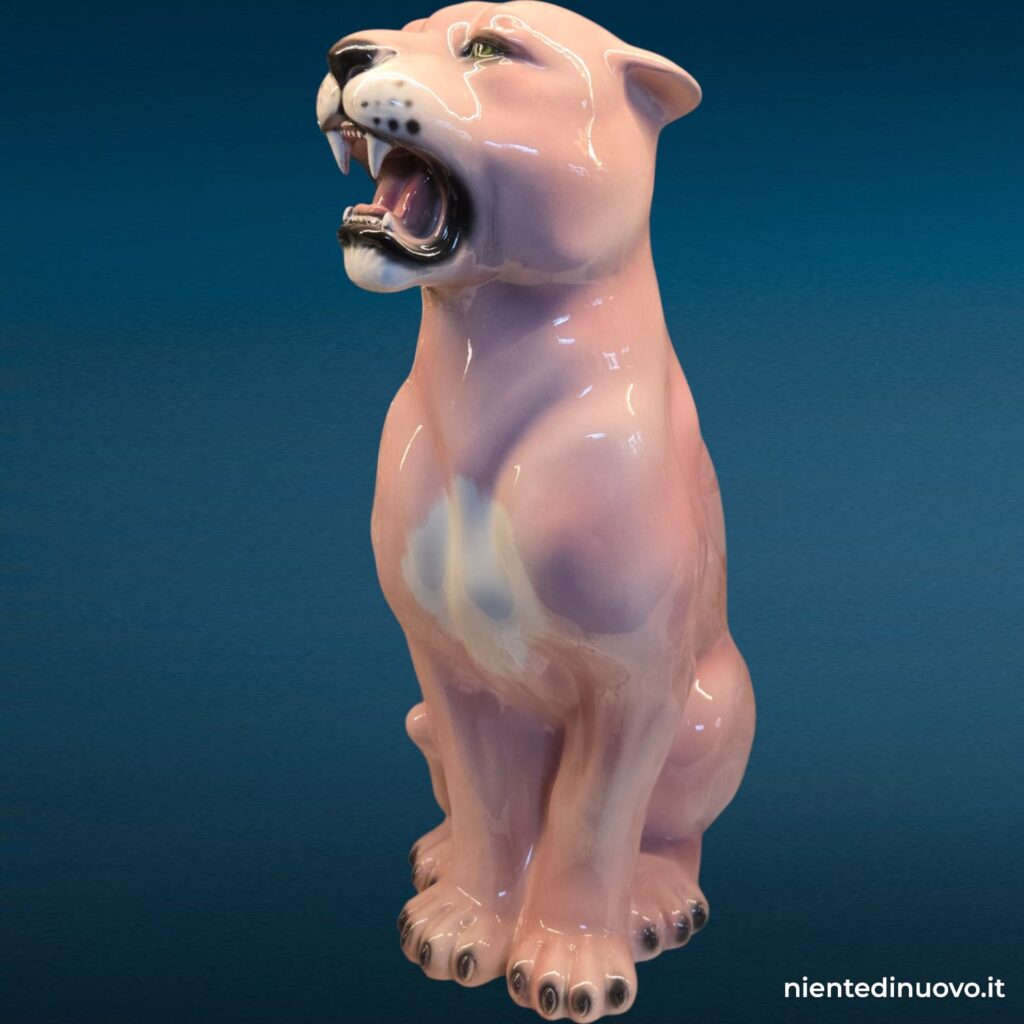 Pantera in ceramica di Bassano, variante nera e rosa, scultura animalier seduta da 58 cm