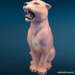 Pantera in ceramica di Bassano, variante nera e rosa, scultura animalier seduta da 58 cm