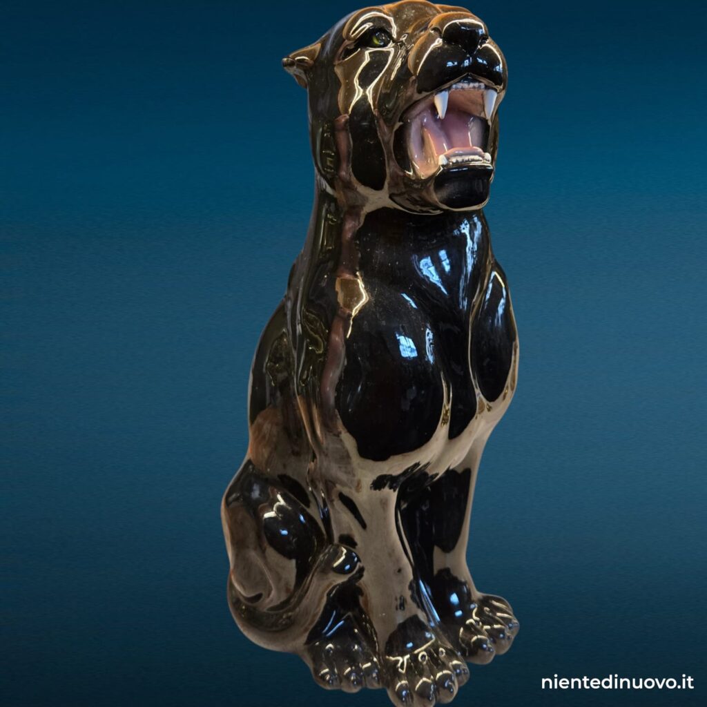 Pantera in ceramica di Bassano, variante nera e rosa, scultura animalier seduta da 58 cm