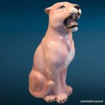 Pantera in ceramica di Bassano, variante nera e rosa, scultura animalier seduta da 58 cm