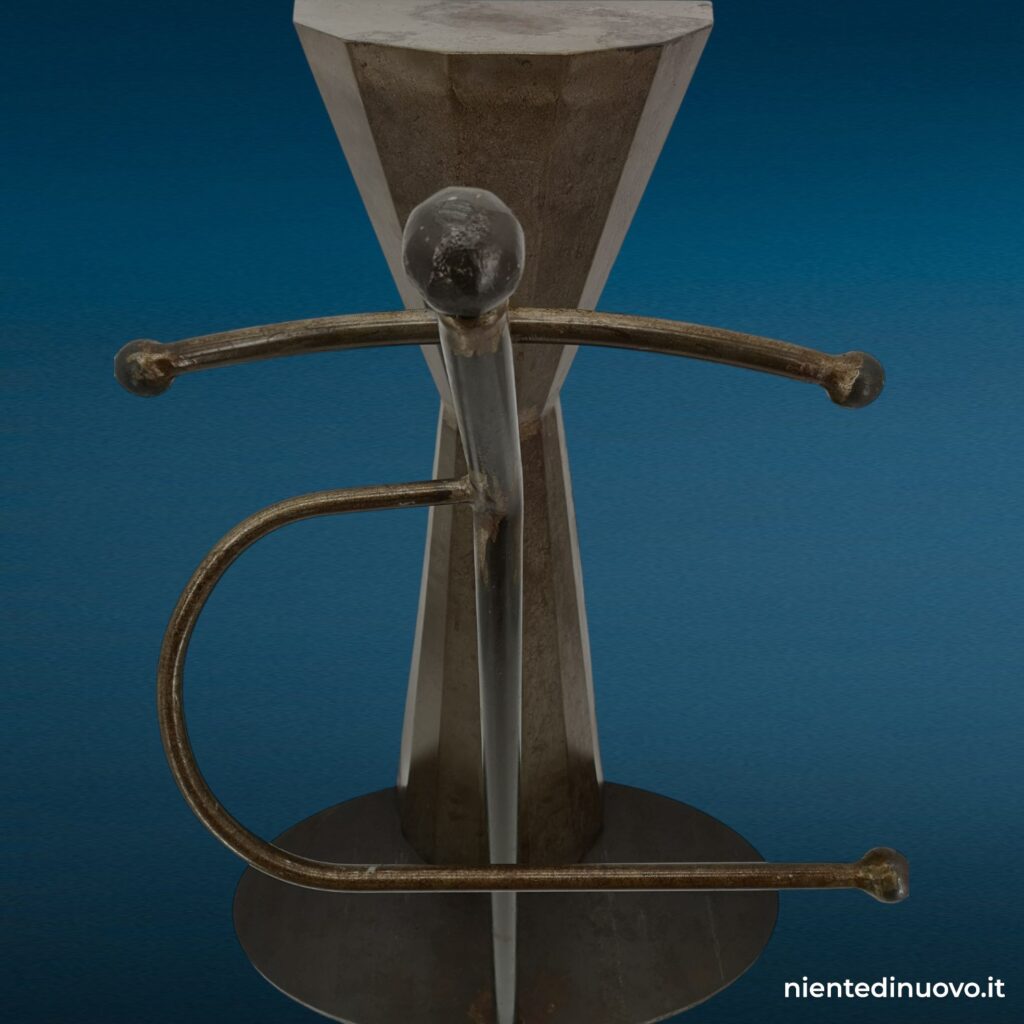 Servo muto artigianale industrial in ferro, dal design moderno e funzionale