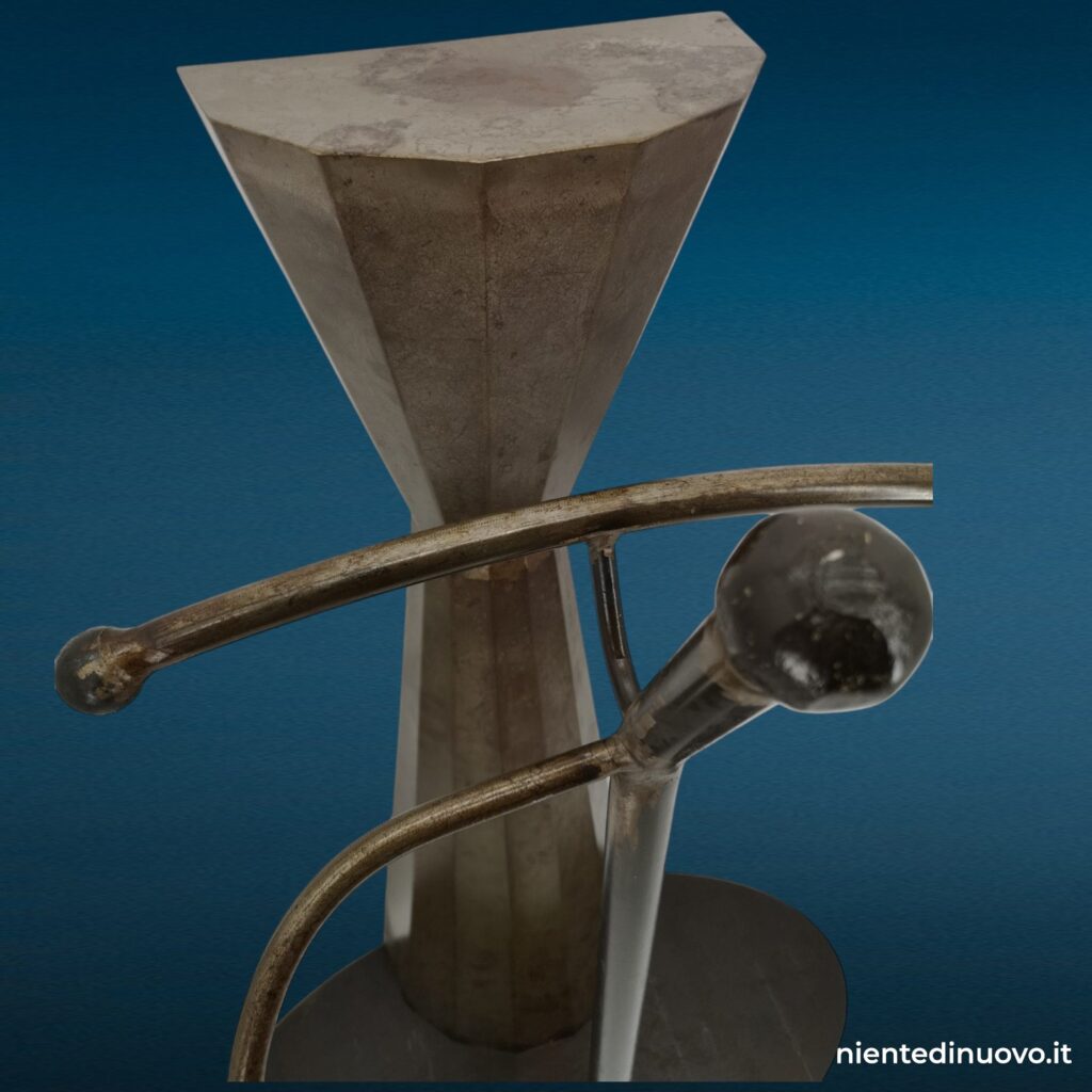 Servo muto artigianale industrial in ferro, dal design moderno e funzionale