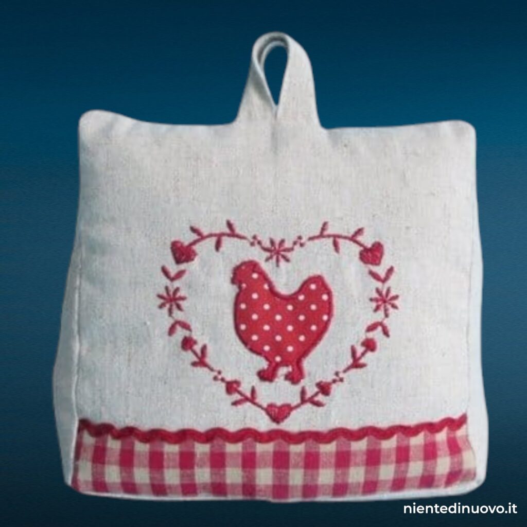 03972.jpg Fermaporta in tessuto con gallina ricamata in stile shabby chic