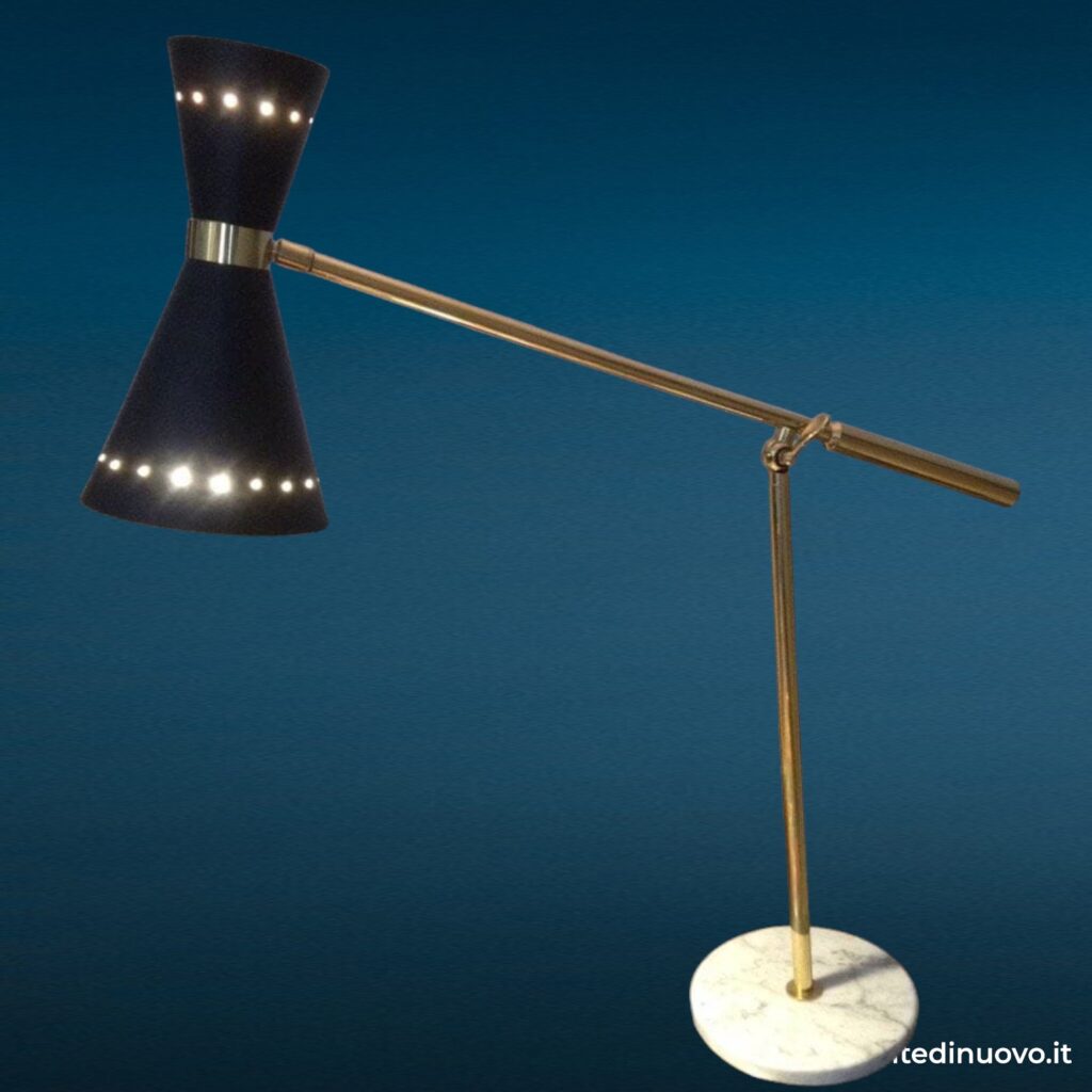 Lampada da tavolo cono snodo ottone stile Mid-Century con base in marmo