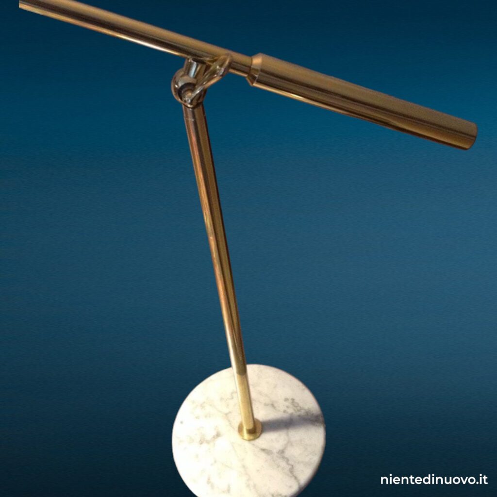 Lampada da tavolo cono snodo ottone stile Mid-Century con base in marmo