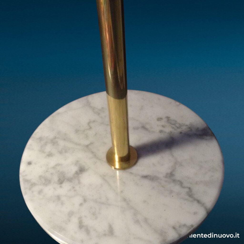Lampada da tavolo cono snodo ottone stile Mid-Century con base in marmo