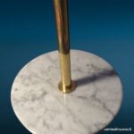 Lampada da tavolo cono snodo ottone stile Mid-Century con base in marmo