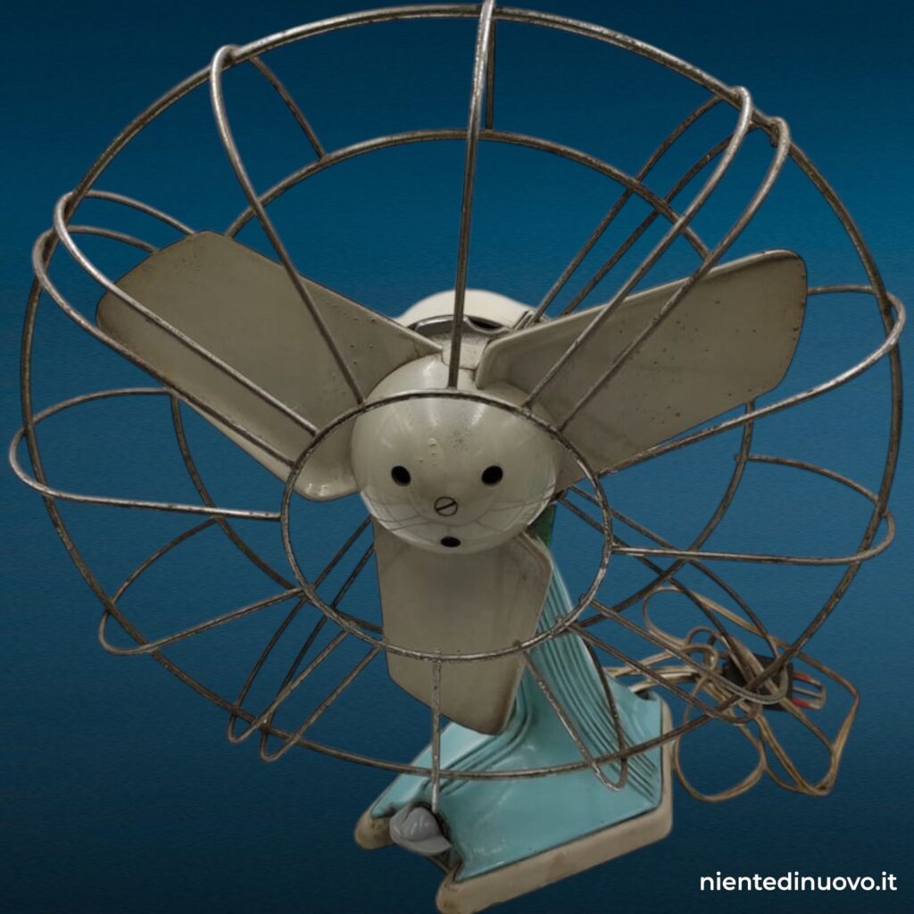 Vecchio ventilatore vintage Pezzoni anni '50 in metallo e bachelite
