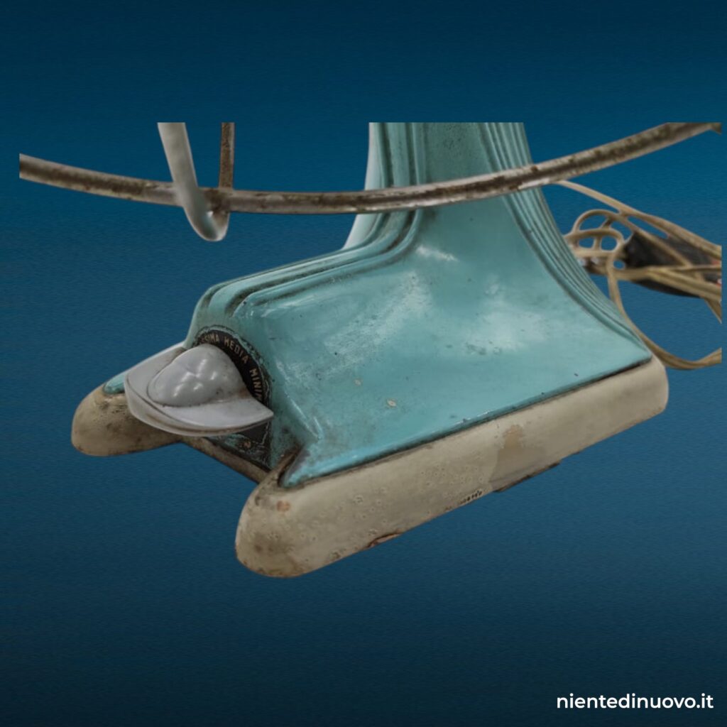 Vecchio ventilatore vintage Pezzoni anni '50 in metallo e bachelite