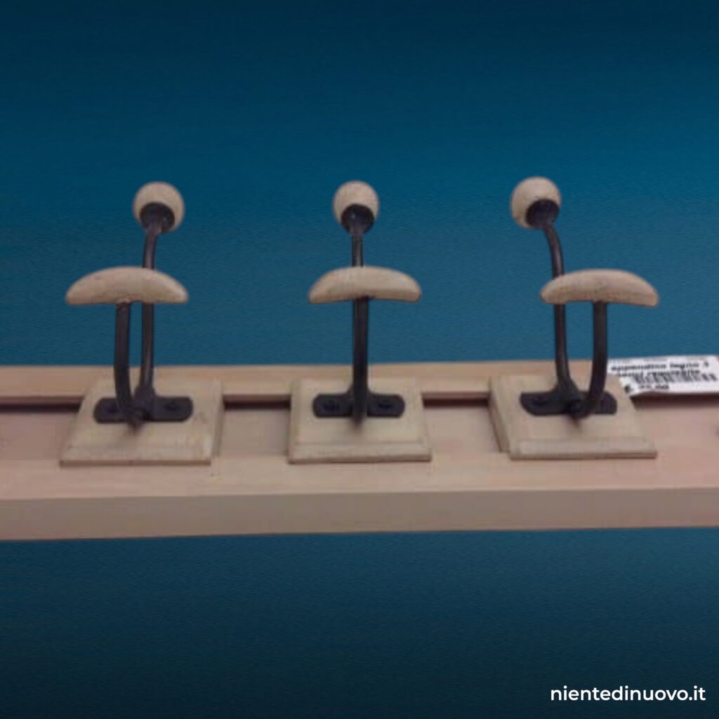 9003498.jpg Appendino in legno chiaro con 3 ganci regolabili in ferro