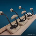 9003498_2.jpg Appendino in legno chiaro con 3 ganci regolabili in ferro
