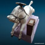 Vecchio cavallino a gettone vintage, giostrina dondolante da restaurare