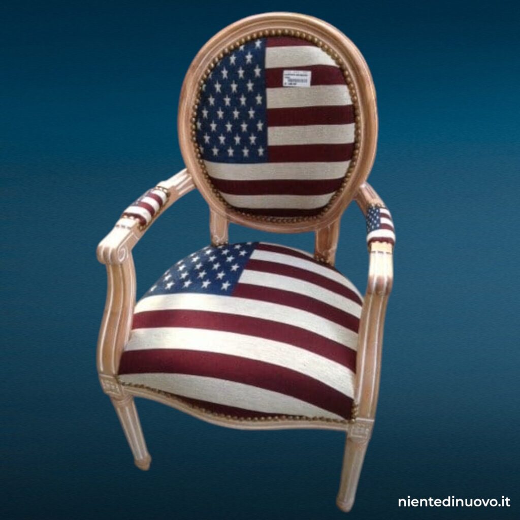 9003819.jpg Poltrona decapata USA con struttura in legno e rivestimento bandiera americana