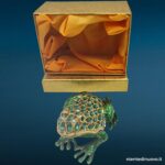 Rana portagioie in metallo decorata con strass - immagine aggiuntiva 2