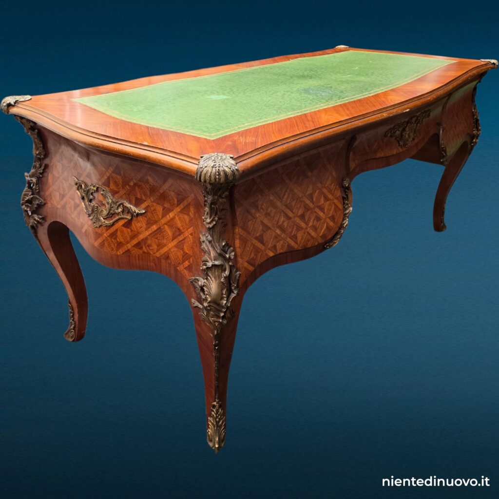 Scrivania in stile Luigi XV con piano in pelle verde - immagine aggiuntiva 3