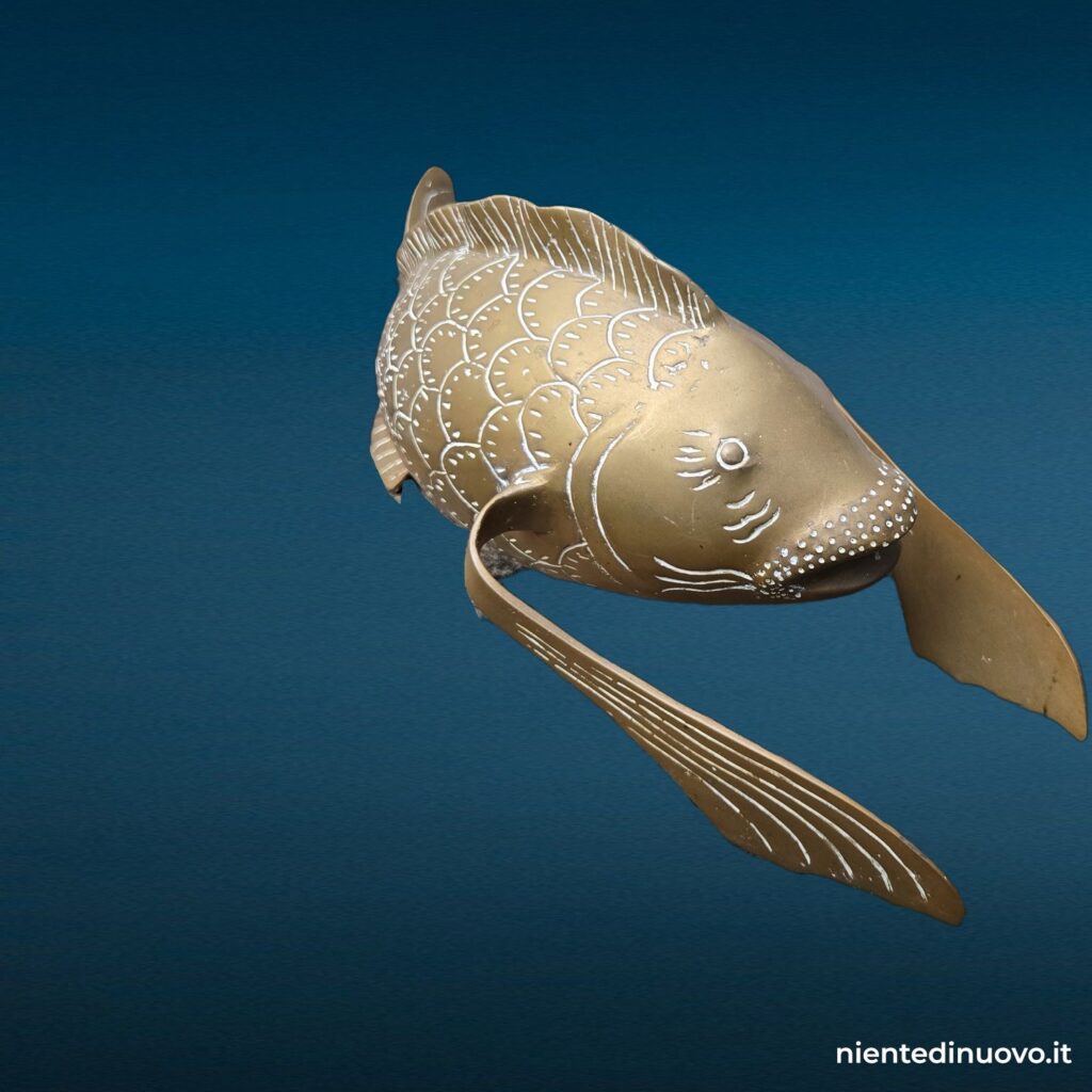 Scultura pesce koi in ottone 32 cm con patina - immagine aggiuntiva 4