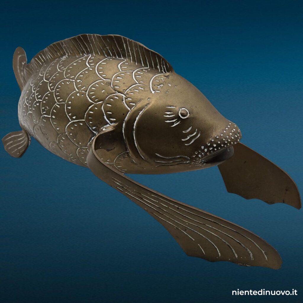 Scultura pesce koi in ottone 32 cm con patina - immagine aggiuntiva 9
